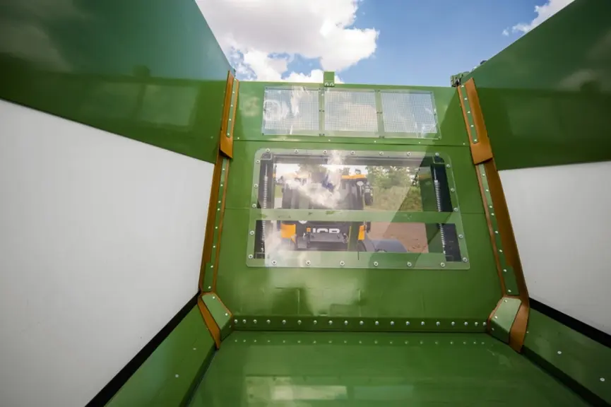 La remorque à déchargement à plat GX de Krone dispose d'une paroi frontale ajourée, avec du plexiglas de 10 mm d'épaisseur