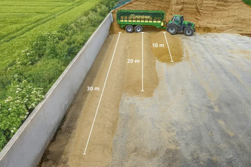 La remorque à déchargement à plat GX de Krone intègre un automatisme baptisé ExactUnload, qui gère la vitesse du tapis en fonction d’une longueur de d