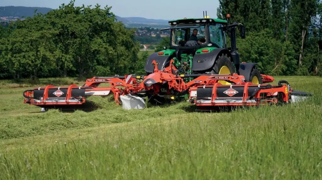 Le combiné de fauche papillon FC9330 RA de Kuhn a été dessiné pour limiter la puissance de relevage.