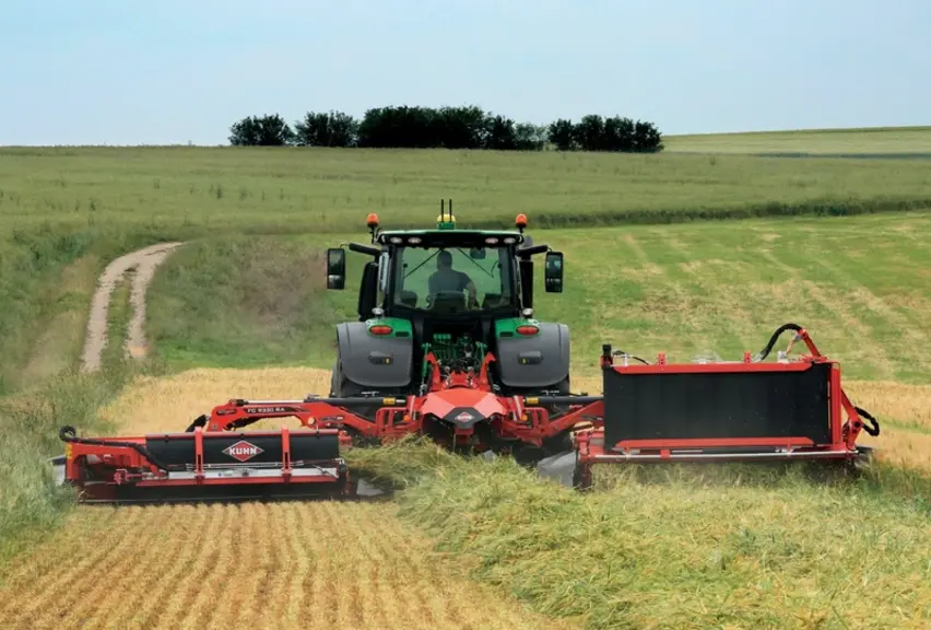 Le combiné de fauche papillon FC9330 RA de Kuhn dispose d'un tapis andaineur permettant une fauche à plat partielle ou totale.