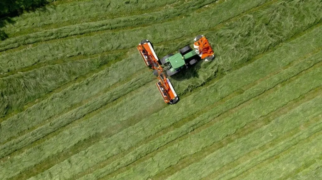 Le combiné de fauche papillon FC9330 RA de Kuhn propose un recoupement de 42 ou 62 cm selon la largeur de la faucheuse frontale.