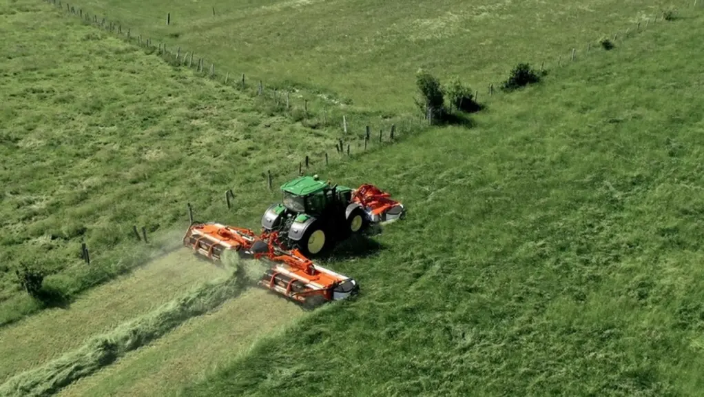 Le combiné de fauche papillon FC9330 RA de Kuhn reçoit un conditionneur à doigts.