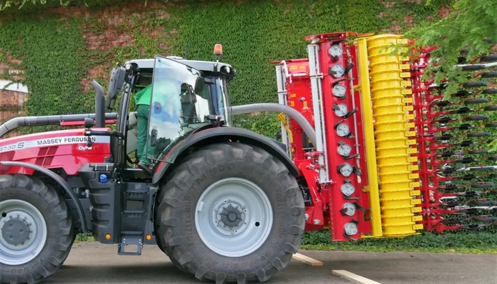 Pöttinger lance un modèle de herse rotative repliable de 6 m, avec la Lion 6002 C.