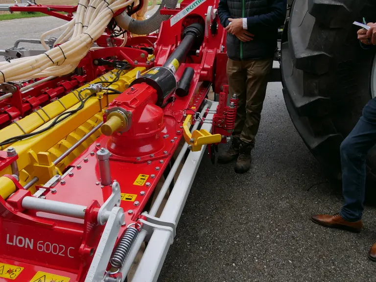 Les boîtiers le la herse rotative Lion 6002 C ont été renforcés pour supporter le couple et les puissance des tracteurs jusqu'à 500 ch.