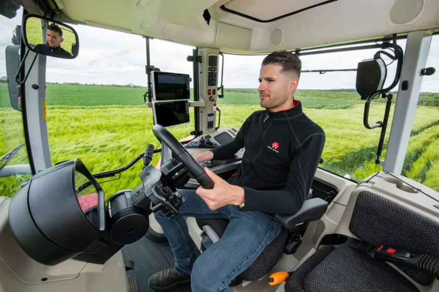 Les tracteurs Massey Ferguson MF 6S et 7S profitent d'une finition de cabine améliorée.