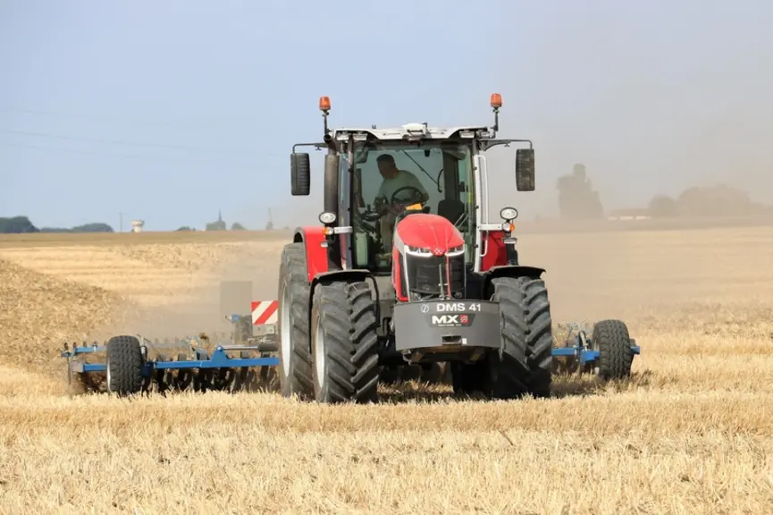 Le tracteur Massey Ferguson MF 8S.265 a tracté plusieurs déchaumeurs à disques indépendants