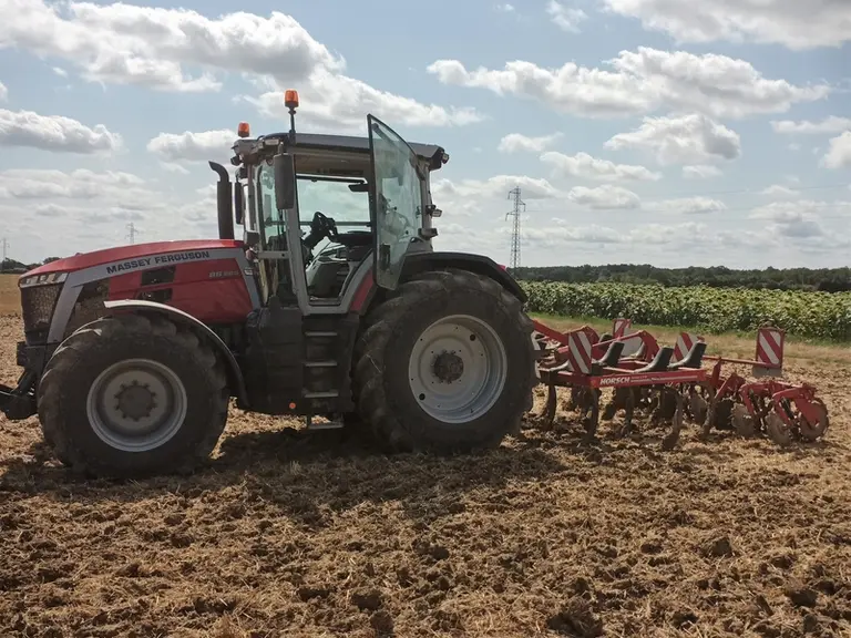 Le tracteur Massey Ferguson MF 8S.265 a fait du travail plus profond avec un déchaumeur à dents