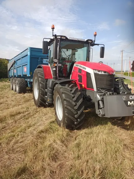 Le tracteur Massey Ferguson MF 8S.265 a tracté une benne trois essieux
