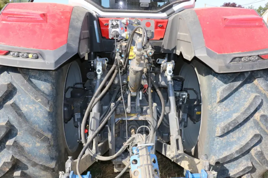 Le tracteur Massey Ferguson MF 8S.265 bénéficie d'un attelage arrière bien pensé