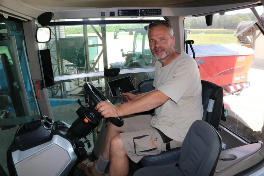 Le tracteur Massey Ferguson MF 8S.265 se démarque par sa cabine spacieuse