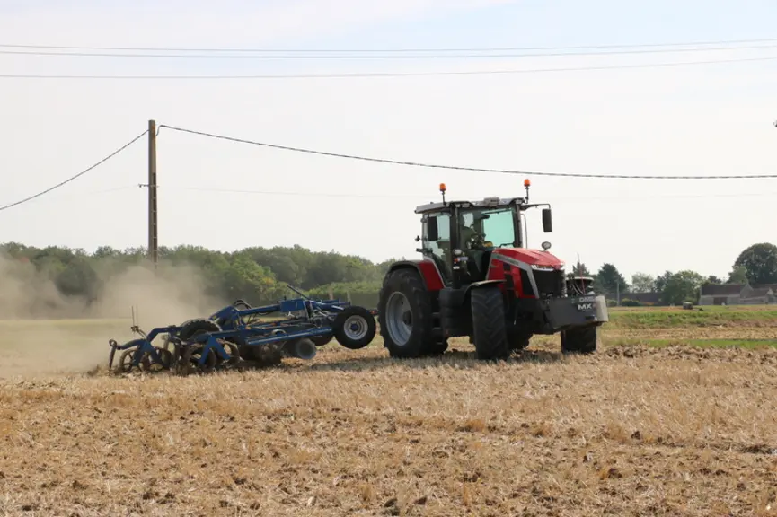 Le tracteur Massey Ferguson MF 8S.265 offre un rayon de braquage assez court
