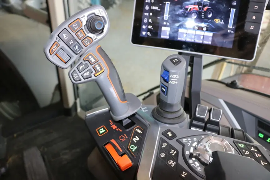 Le tracteur Massey Ferguson MF 8S.265 inaugure un joystick à l'ergonomie poussée