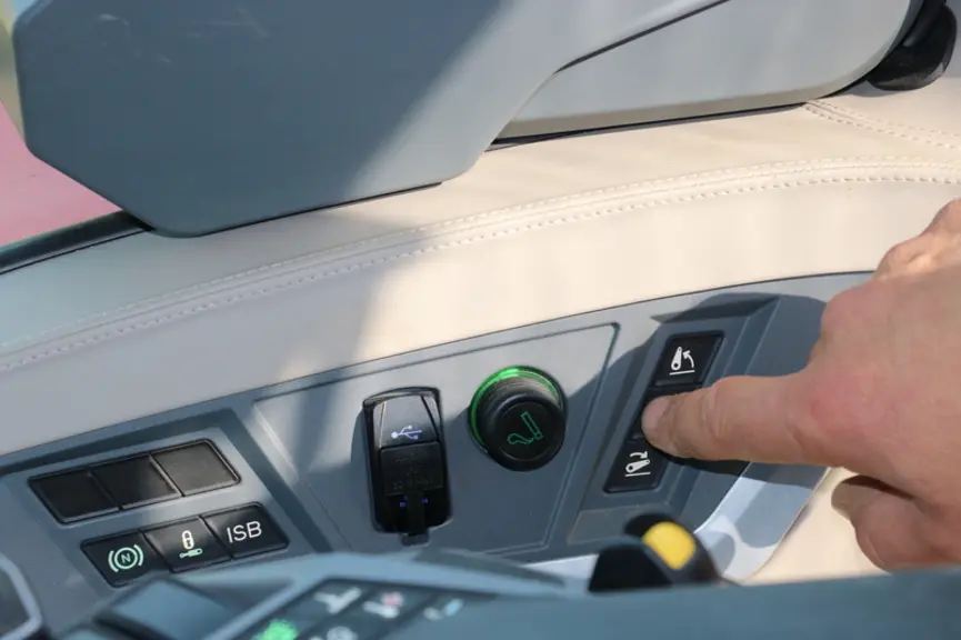 Le tracteur Massey Ferguson MF 8S.265 offre plusieurs espaces de rangement et est doté des commandes de relevage dédoublées très pratique lors de l'at