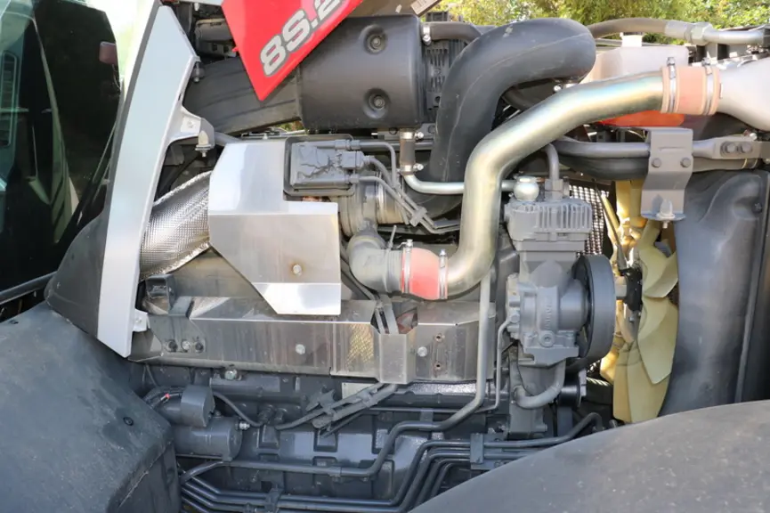 Le tracteur Massey Ferguson MF 8S.265 profite d'un environnement moteur très soignée