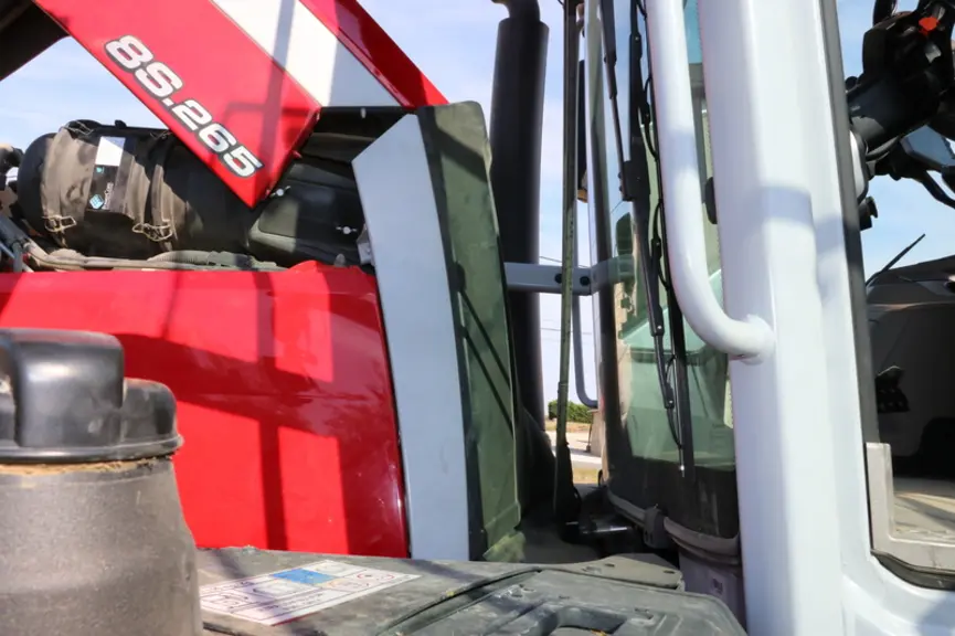 Le tracteur Massey Ferguson MF 8S.265 s'illustre par 'espace de 24 cm entre le moteur et la cabine