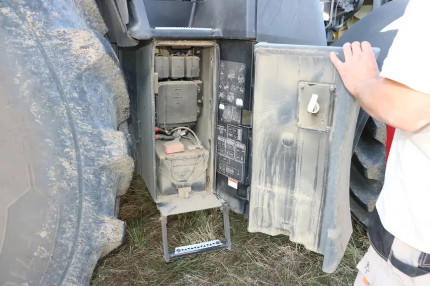 Le tracteur Massey Ferguson MF 8S.265 offre un accès rapide à la batterie.