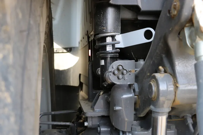 Le tracteur Massey Ferguson MF 8S.265 dispose d'une suspension de cabine réglable selon trois positions depuis le terminal