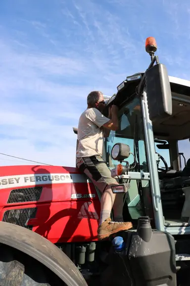Le tracteur Massey Ferguson MF 8S.265 est équipé d'une antenne GPS protégé par une serrure. Le marche-pied intégré dans le réservoir facilite son démo