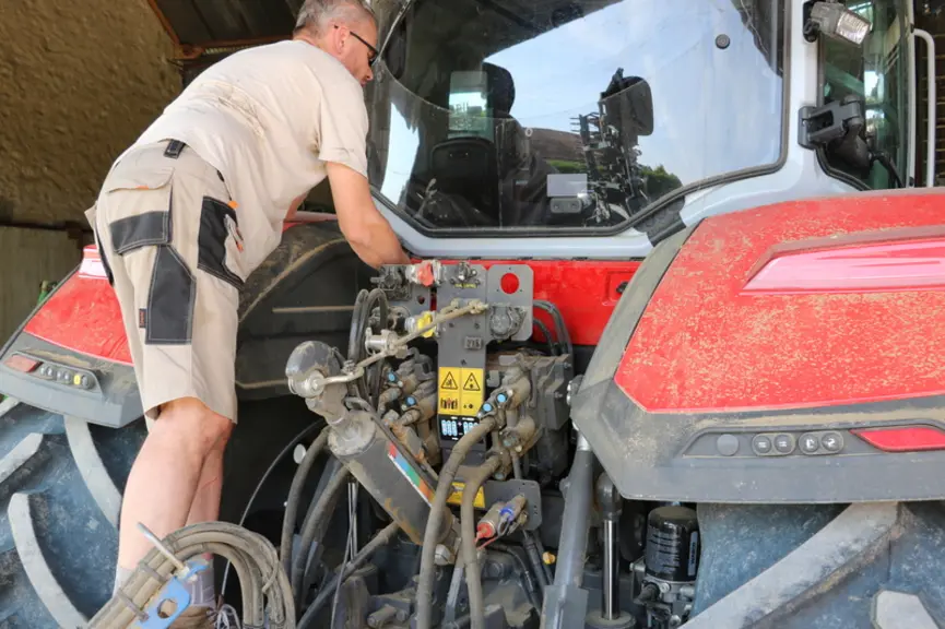 Le tracteur Massey Ferguson MF 8S.265 intègre son filtre d'habitacle à l'arrière de la cabine