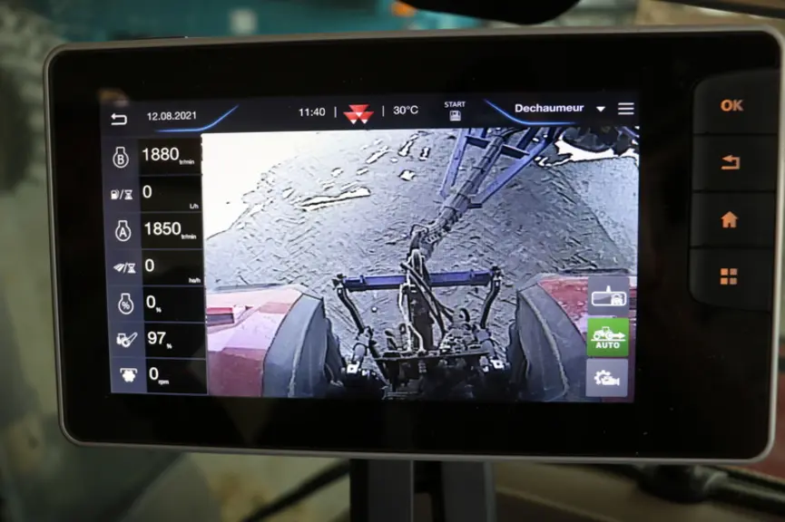 Le tracteur Massey Ferguson MF 8S.265 intègre une caméra sur le toit de cabine pour mieux visualiser l'attelage