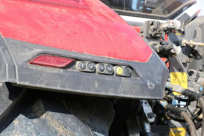Le tracteur Massey Ferguson MF 8S.265 reçoit des commandes sur les ailes très accessibles