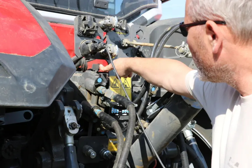 Le tracteur Massey Ferguson MF 8S.265 intègre des leviers de décompression pour les ditributeurs
