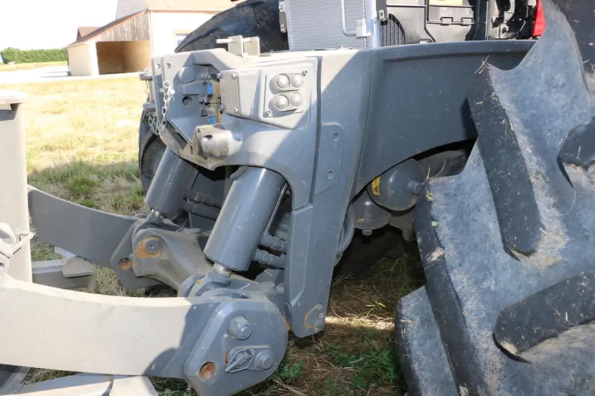 Le tracteur Massey Ferguson MF 8S.265 profite d'un relevage avant puissant et bien intégré pour favoriser l'angle de braquage