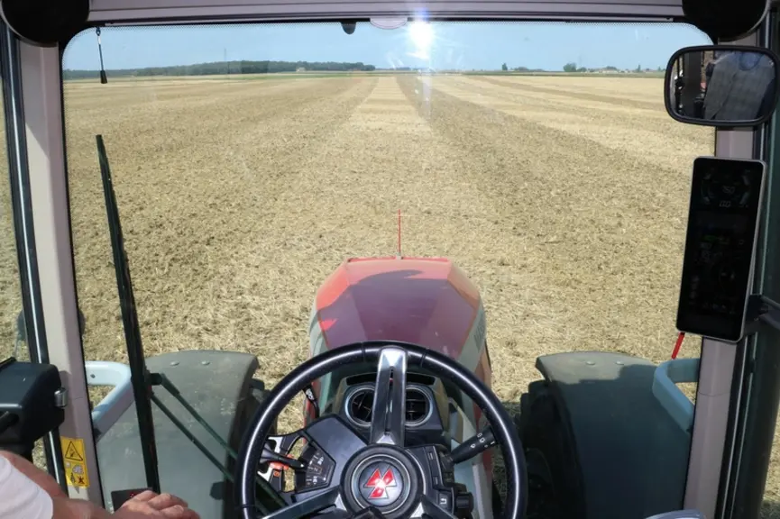Le tracteur Massey Ferguson MF 8S.265 offre une visibilité impressionnante sur l'avant
