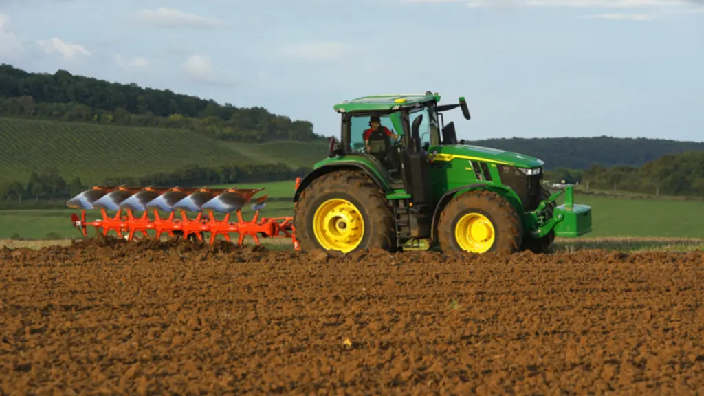 Les lourdes charrues portées sont utilisées avec des tracteurs jusqu'à 300 chevaux, dans les régions aux terres difficiles et au relief escarpé.