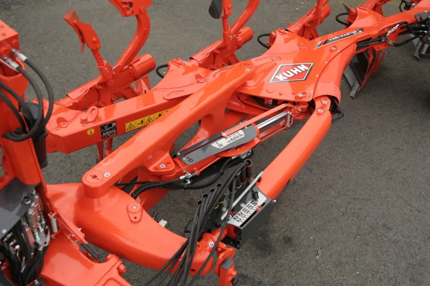 Avec les voies larges des tracteurs, les nouvelles charrues proposent une grande amplitude dans le réglage du déport.