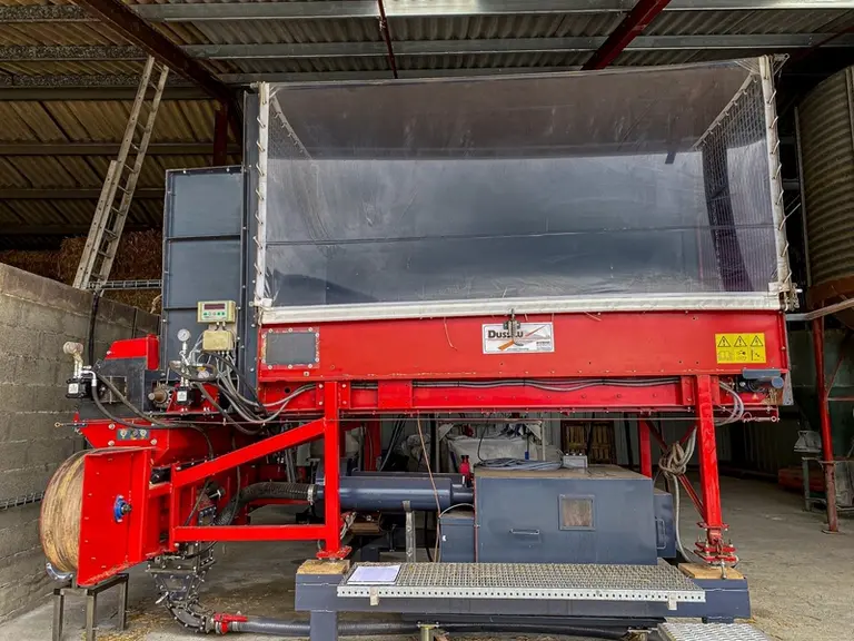 L'équipement de paillage Clean Pulse de Dussau distribution propulse pneumatiquement la paille dans les bâtiments via des canalisations enterrées et/o