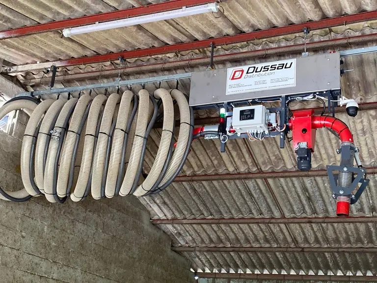 Le robot de paillage Sentinel de Dussau distribution dispose d'une sorte de canon effectuant un mouvement pendulaire. Il est programmable pour éviter,
