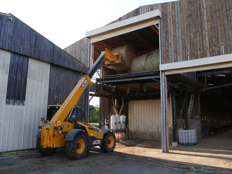 Placé en hauteur, le module hachant la paille et chargeant les automates d’épandage Wasserbauer Flypit dispose d’une réserve de six balles.