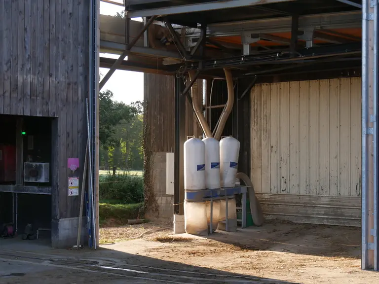 Le système de paillage Wasserbauer Flypit intègre un dispositif collecteur de poussière par aspiration.