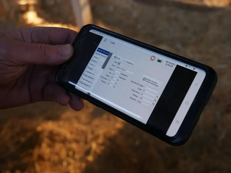 Depuis son smartphone, l’éleveur ajuste facilement les quantités de paille dans chaque zone. Il peut aussi arrêter le paillage des aires de couchage e