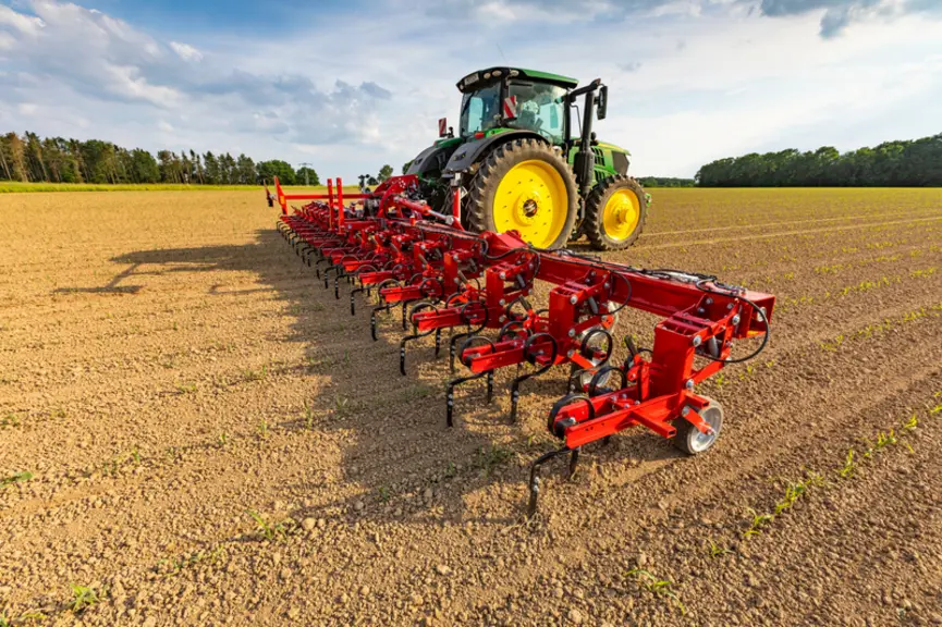 Les bineuses Transformer VF sont disponibles en 6, 9, 12 et 18 m de largeur de travail.