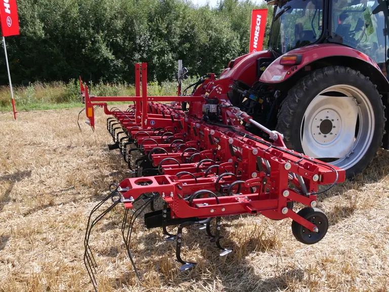 Les bineuses Transformer VF adoptent en option une herse peigne derrière chaque élément.