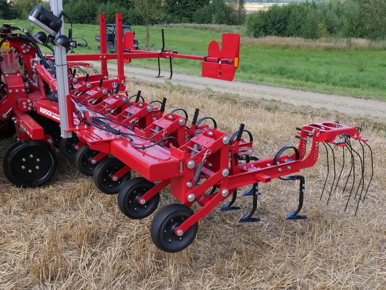 Les éléments des bineuses Transformer VF reçoivent en option un vérin double effet permettant d'accroître la pression sur les socs.