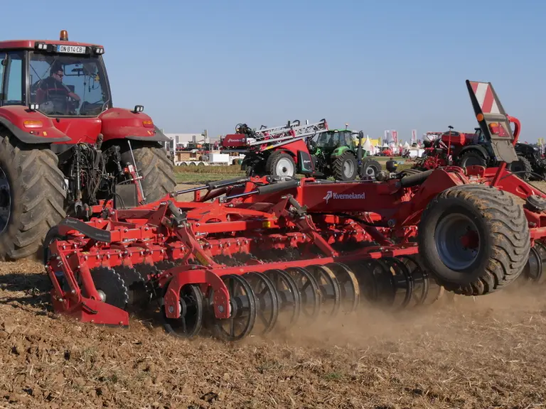 Le déchaumeur Kverneland Qualidisc 01 adopte de nouveaux déflecteurs latéraux évitant la formation de billons entre les passages.