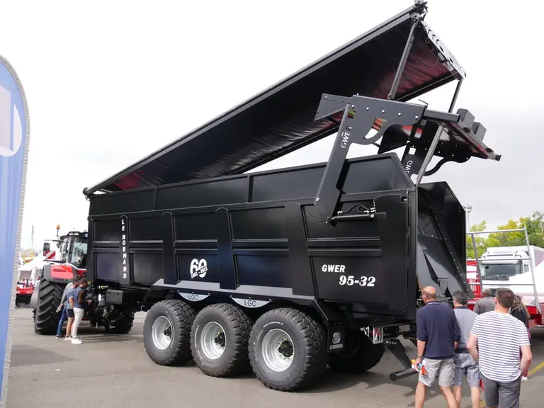 Exposée au Space 2021, la remorque à fond poussant Le Normand Gwer 95-32 dispose d’une caisse de 9,5 mètres de long.