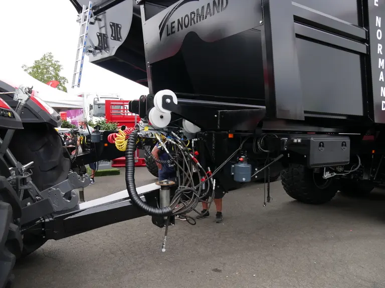 La remorque à fond poussant Gwer du fabricant breton Le Normand est équipée d'une flèche d'attelage à suspension hydraulique.