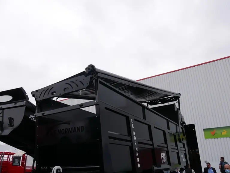 Le constructeur breton Le Normand a développé un système de bâchage adaptable sur ses remorques et les bennes de marque concurrente.