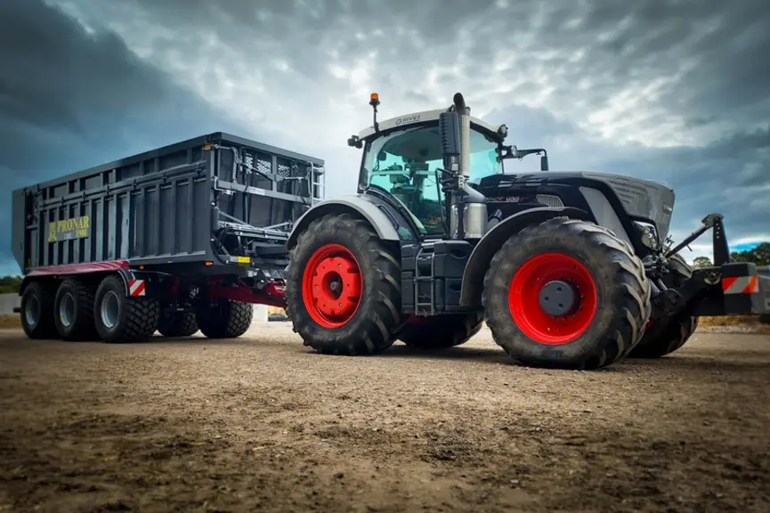 La benne à fond poussant Pronar T900 est homologuée pour circuler à 40 km/h.