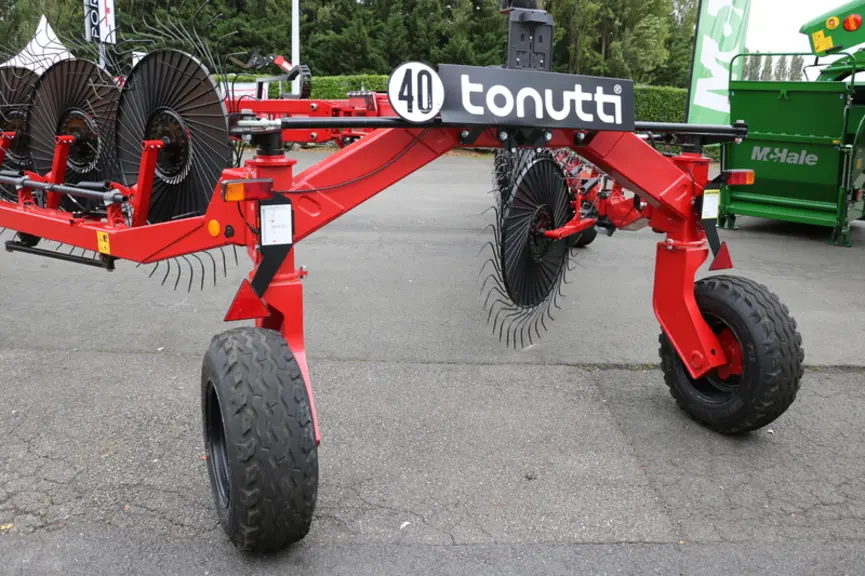 L'andaineur soleil Audax de Tonutti profite d'un essieu renforcé avec de plus grosses roues.