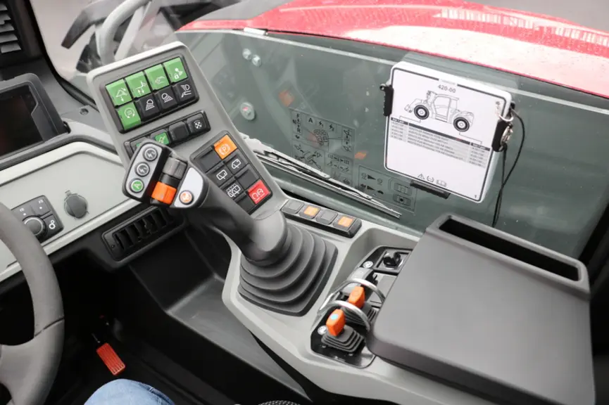 Le chargeur télescopique Weidemann T7 regroupe de nombreuses commandes sur son accoudoir multifonction