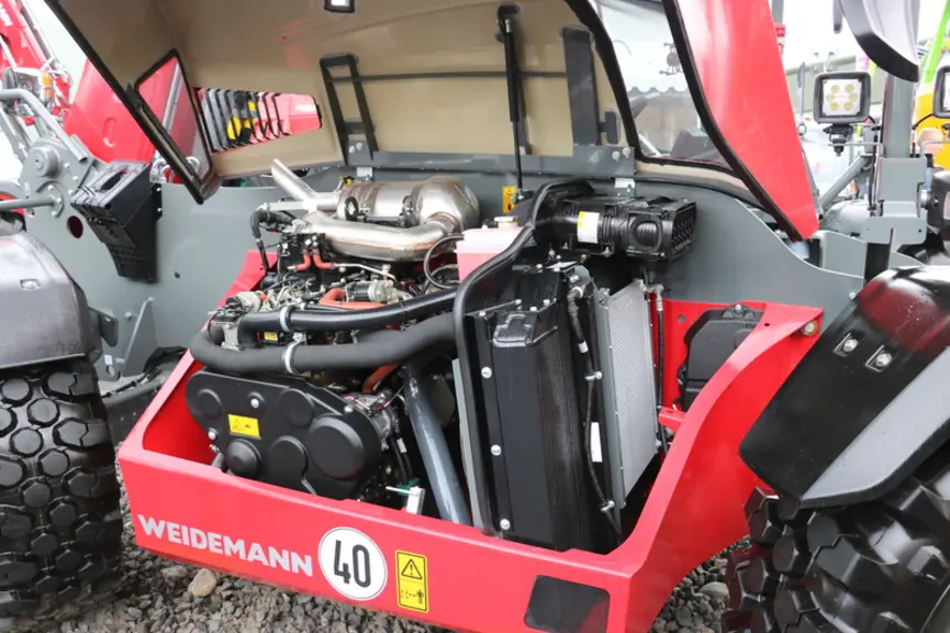 Le chargeur télescopique Weidemann T7 profite d'in moteur conforme au Stage V intégré sous un capot très compact. L'accès au point d’entretien a été p