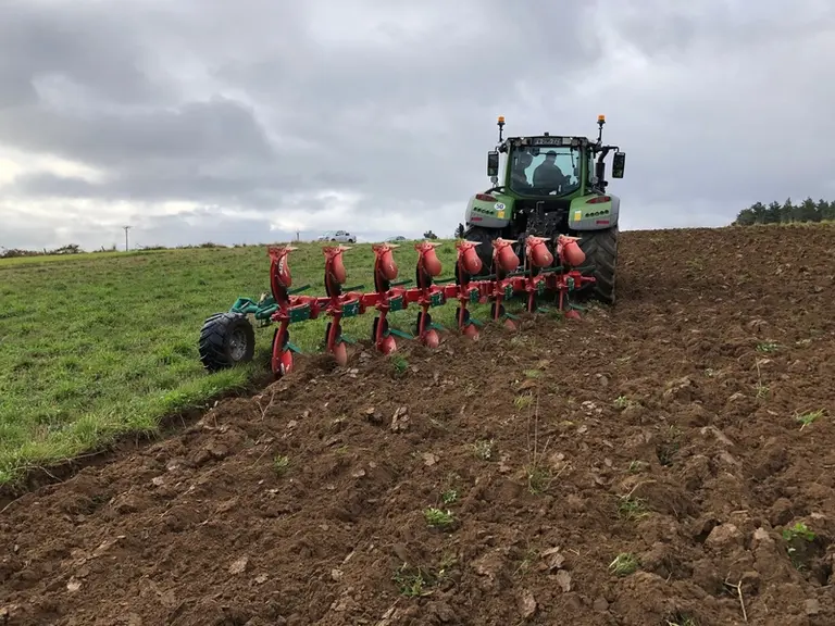 Les charrues déchaumeuses Kverneland Ecomat s'utilisent en labour dans la raie et disposent de la largeur variable.