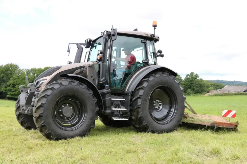 Le tracteur Valtra G125 profite d'un gabarit offrant une bonne polyvalence.