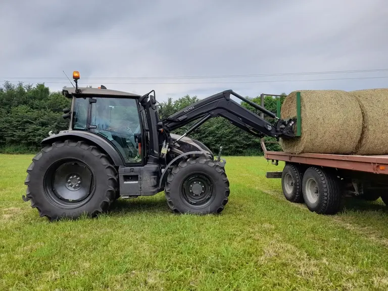 Le tracteur Valtra G125 est bien équilibré pour les travaux au chargeur.