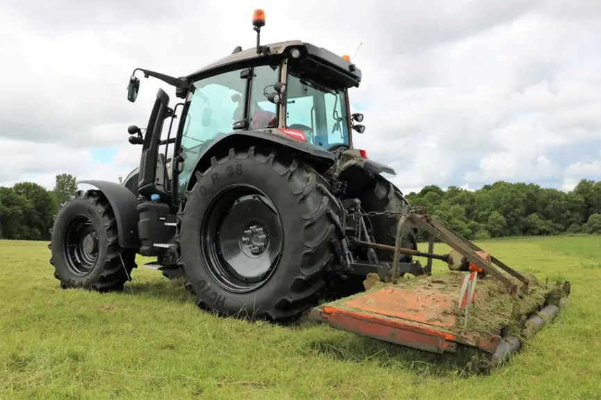 Le tracteur Valtra G125 propose un mode Eco limitant le régime moteur.